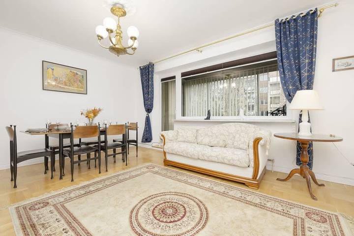 Appartement entier, Spacious Apartment | Balcony | 3 Bedrooms | Workspace. in Varsovie, Mazovie