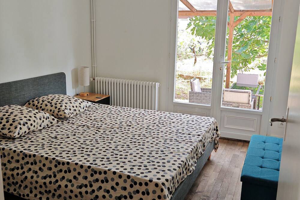 House in Poitiers, 2 bedrooms, sleeps 7 with parking. in Poitiers, Vienne