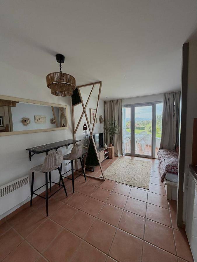 Gîte pour 3 personnes, avec jardin ainsi que vue et piscine dans Golf d'Arcangues - 3