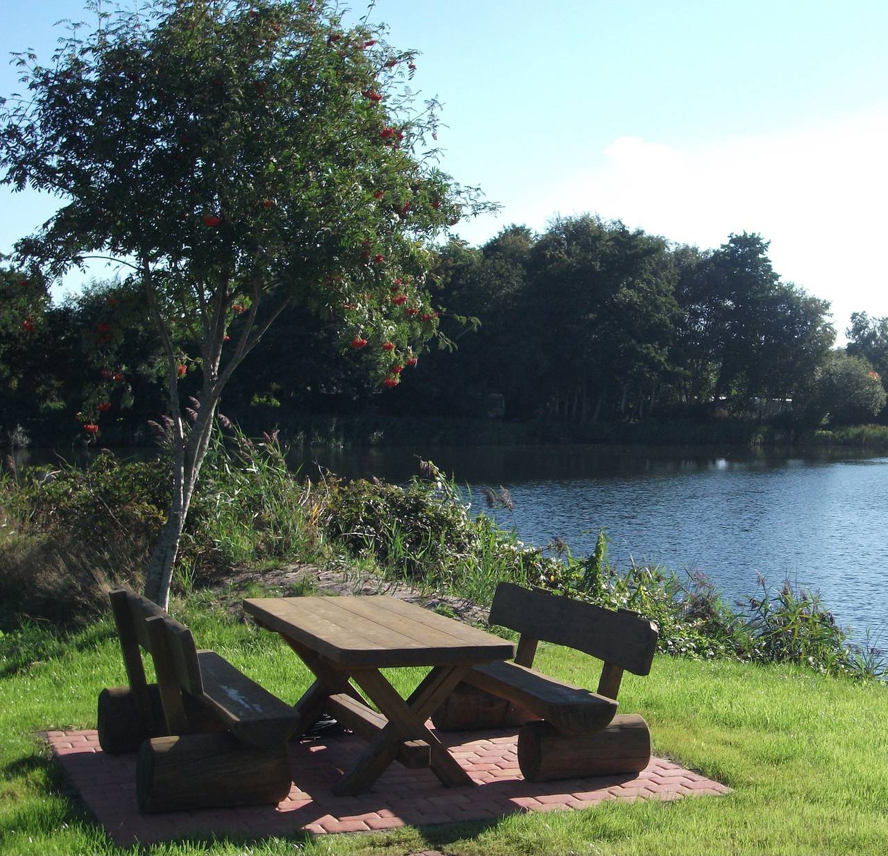 Ganze Wohnung, Ferienwohnung "Landflair am See" mit Seeblick, privater Terrasse & Gemeinschaftsgarten in Nenndorf, Nordseeküste
