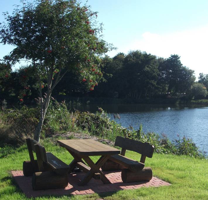 Ganze Wohnung, Ferienwohnung "Landflair am See" mit Seeblick, privater Terrasse & Gemeinschaftsgarten in Nenndorf, Landkreis Wittmund