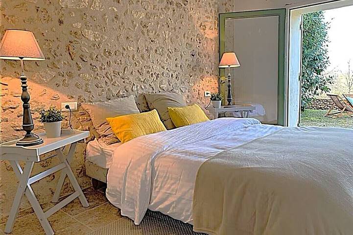 Gîte pour 22 personnes, avec piscine à Bourrou