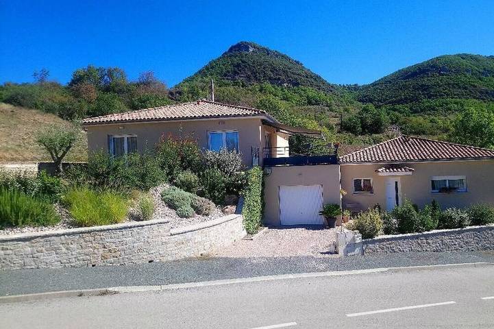 Location de vacances pour 6 personnes, avec Terrasse et Jardin à Saint-Georges-de-Luzençon