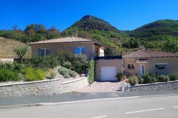 Gîte pour 6 personnes, avec terrasse à Saint-Georges-de-Luzençon