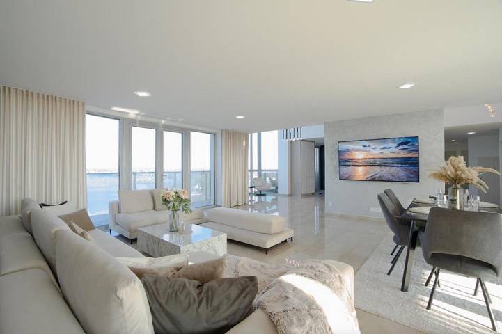 Appartement de vacances pour 8 personnes, avec vue sur le lac ainsi que vue et balcon