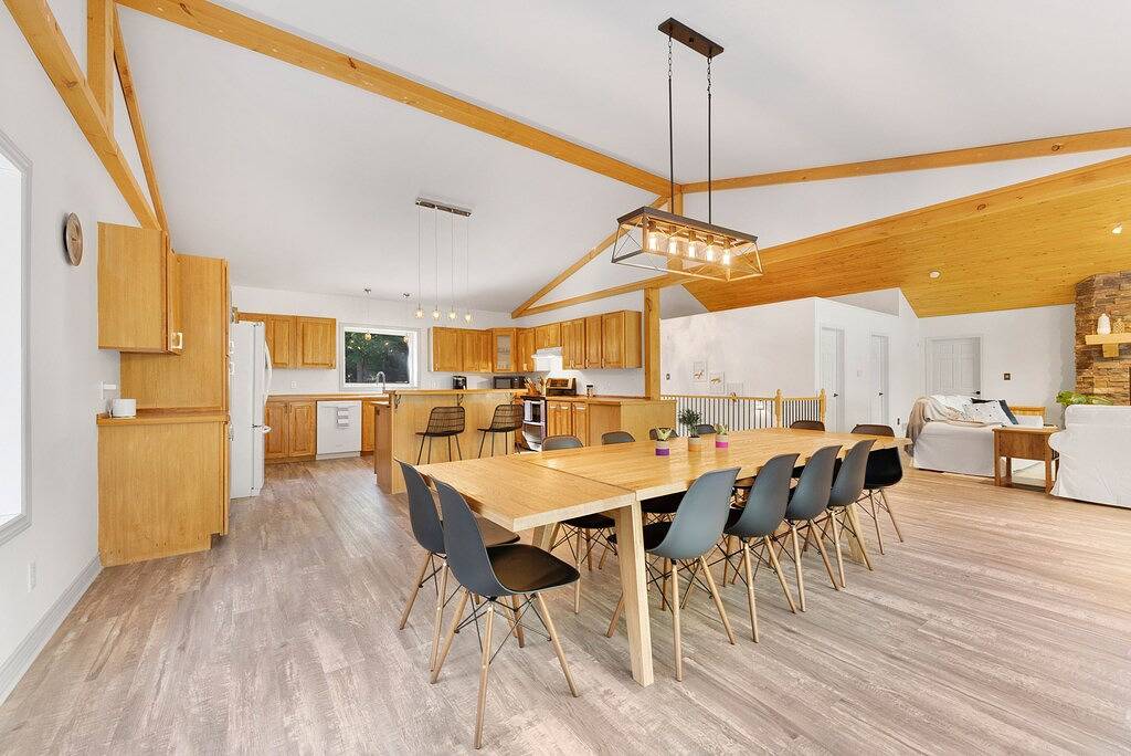 Beautiful Large 5bed 4bath Lake house in Bancroft! in Bancroft, Ontario