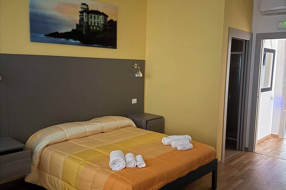 Residenceviagrande110 Rents Large Double Room With Private Bathroom And Balcony in Livorno, Etruskische Küste
