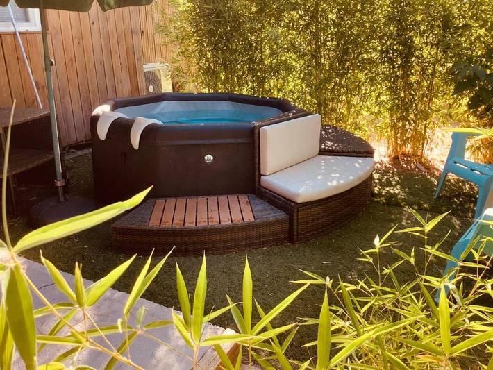 Gîte pour 2 personnes, avec Jacuzzi ainsi que Terrasse et Jardin à La Barben