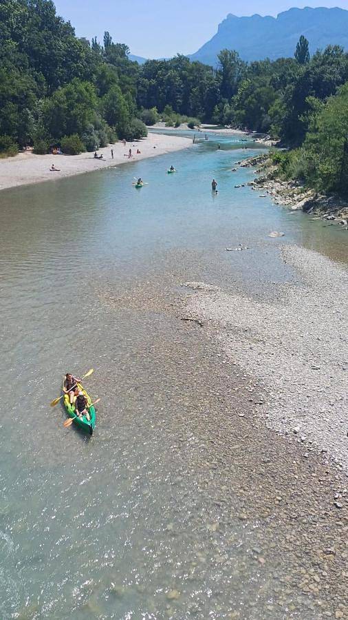 Gîte pour 15 personnes, avec terrasse ainsi que jardin et vue à Divajeu - 2
