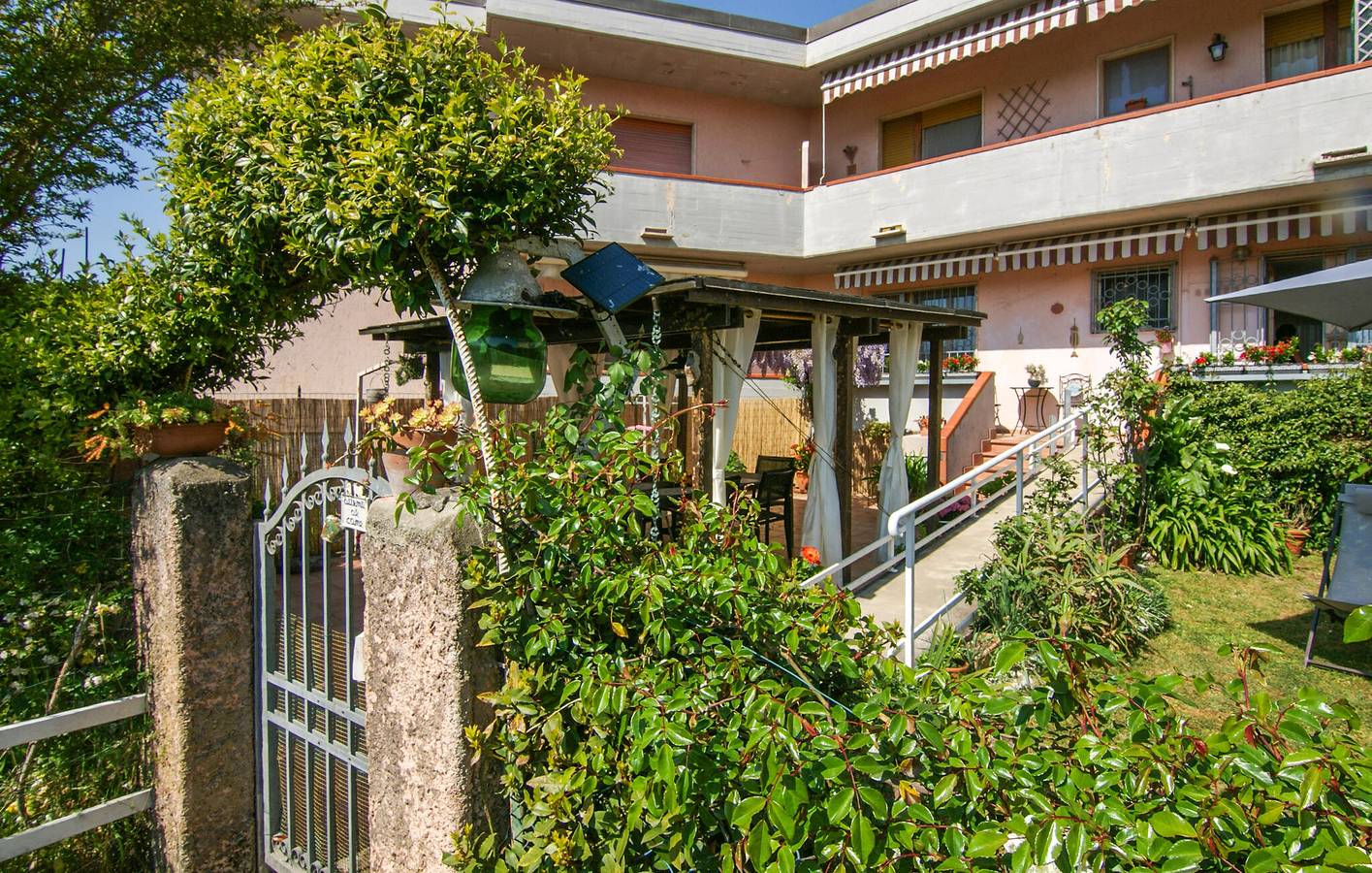 Ganze Ferienwohnung, Gemütlich, 1,5 km vom Strand entfernt: 2-Zimmer-Wohnung mit Garten und Terrasse in Massa, Italienische Riviera
