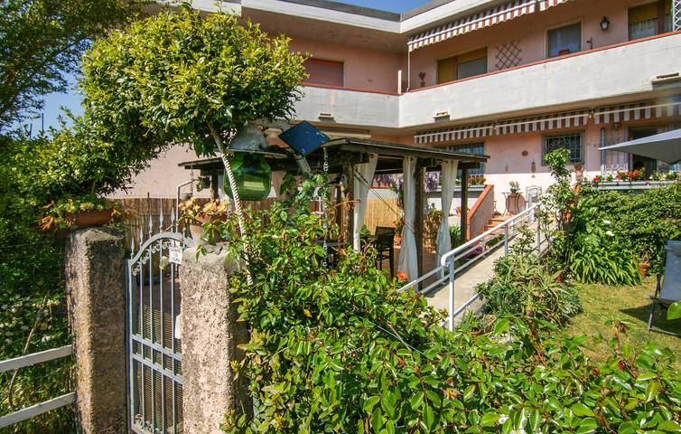 Appartement de vacances entier, Appartement confortable à 1,5 km de la plage : 2 chambres avec jardin et terrasse in Massa (Italie), Riviera Italienne