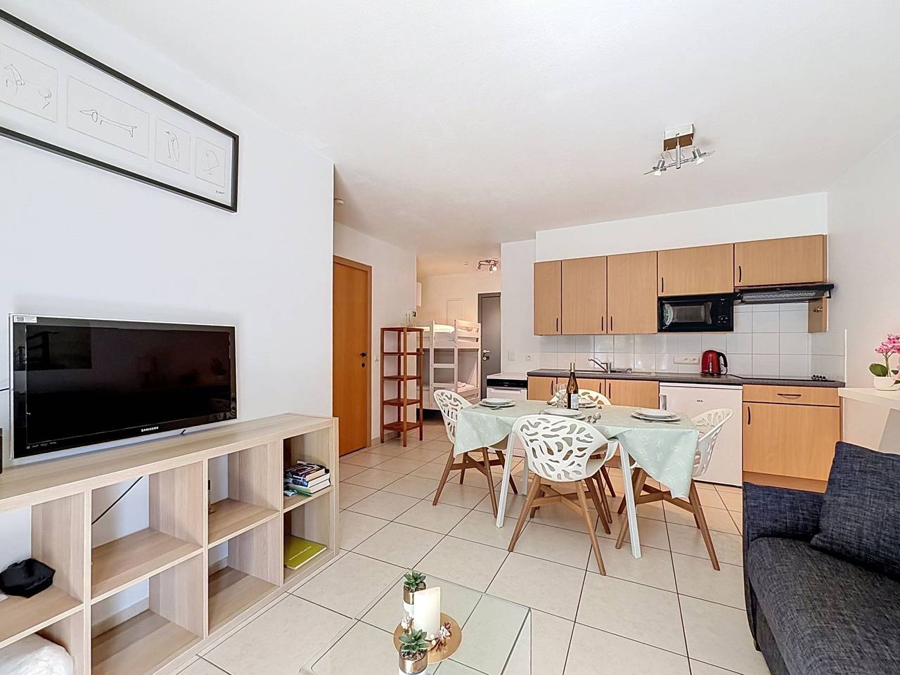 Entire apartment, Biaritz with pool & parking in Bredene, Belgian Coast