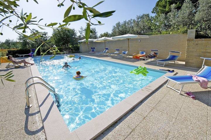 Appartement entier, Studio avec balcon privé, superbes vues, wifi, piscine partagée, près du village in Vinci, Province de Florence