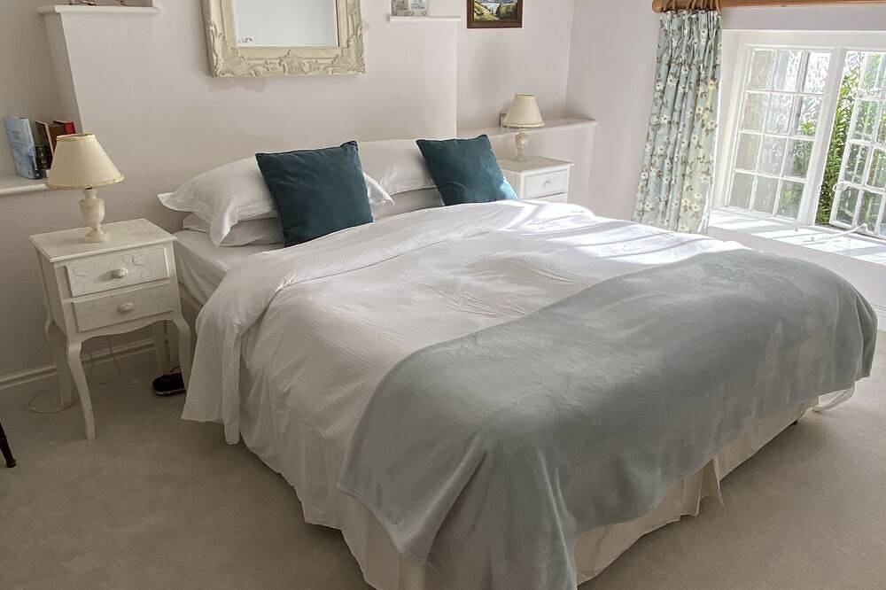 2 minutes to the park & High Street! Family-sized thatched country cottage in Shaftesbury, Dorset