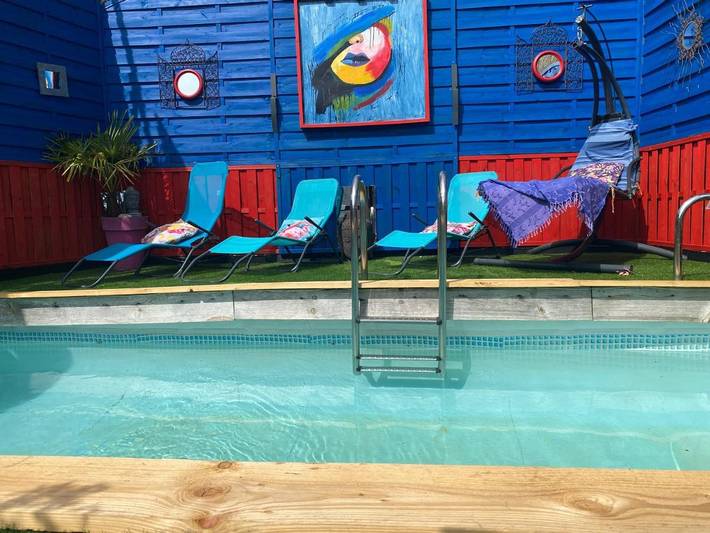 Location de vacances pour 2 personnes, avec Terrasse ainsi que Jardin et Piscine