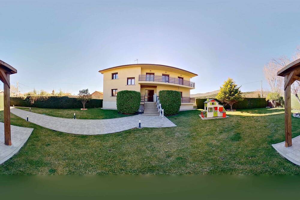 Casa con salón-comedor con chimena, cocina completamente equipada, baño movilidad reducida. in Zarzalejo, Provincia de Madrid