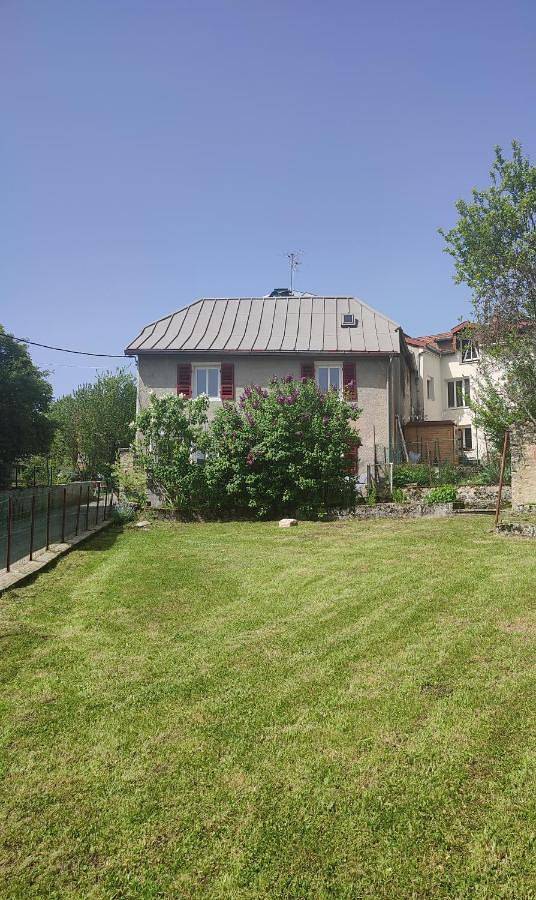 Gîte pour 6 personnes, avec vue et jardin, adapté aux familles dans Avignon-lès-Saint-Claude