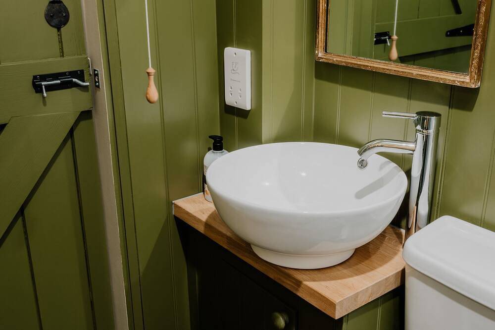 Beautiful Grade Ii* listed Gatehouse in Great Location in Sheffield, South Yorkshire