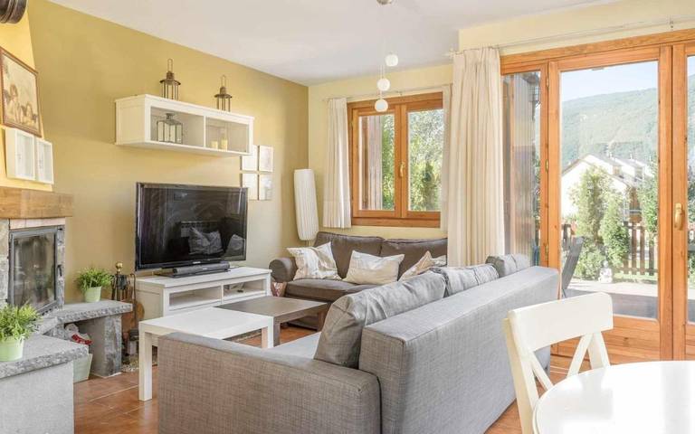 Casa rural para 7 personas, con vistas además de jardín y balcón en Valle del Aragón - 2