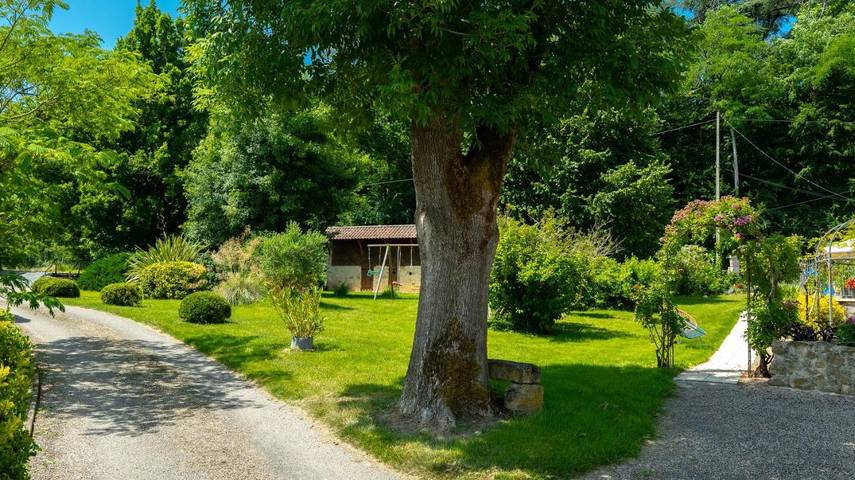 Location de vacances pour 2 personnes, avec vue ainsi que terrasse et jardin, animaux acceptés à Montesquiou - 2