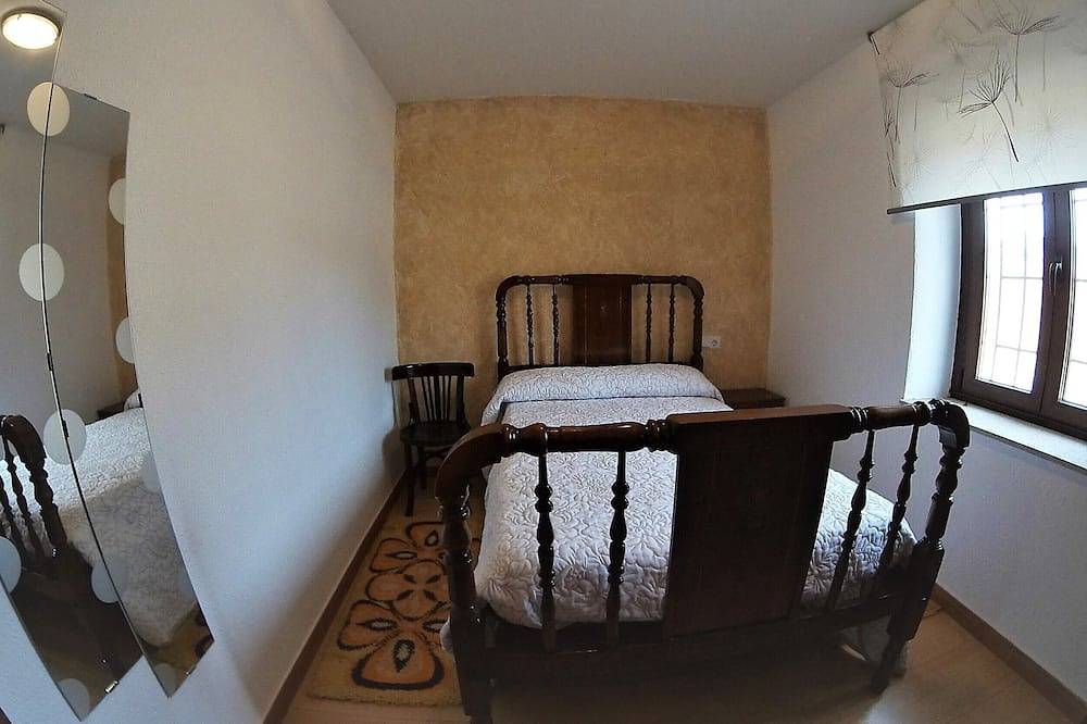 Casa Rural Abuela Tina, amplia con patio empedrado, fuente de agua de manantial in Benavides, Cordillera Cantábrica