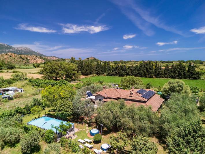 Entire apartment, Apartment 'Santina' with Mountain View, Wi-Fi and Air Conditioning in Girasole, Ogliastra Province