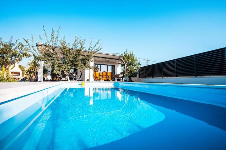 Villa für 6 Personen, mit Terrasse und Garten sowie Pool und Ausblick in Split