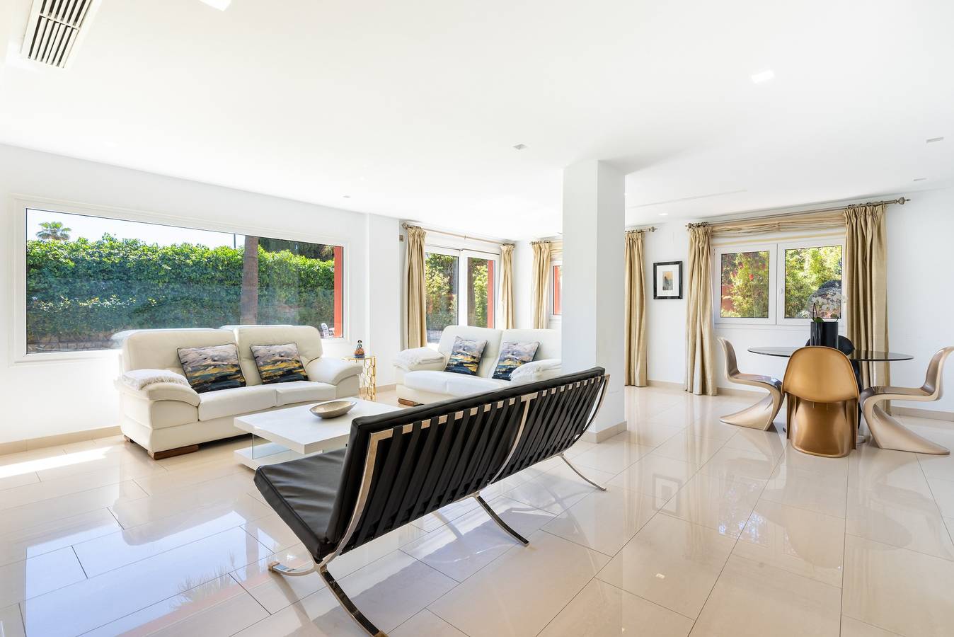 Villa 'Ohana 1 Luxury Villa' near Beach with Heated Pool, Terrace & Wi-Fi in Churriana, Malaga