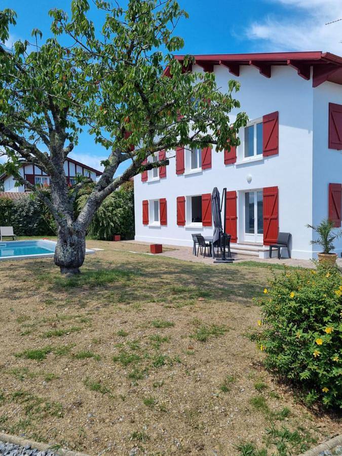 Gîte pour 14 personnes, avec piscine ainsi que vue et jardin à Ahetze - 4