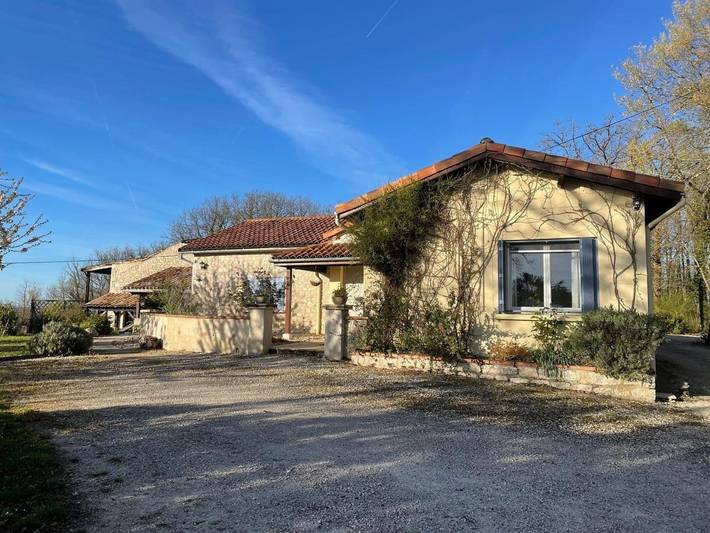 Location de vacances pour 8 personnes, avec Jacuzzi et Terrasse ainsi que Jardin et Piscine à Touffailles