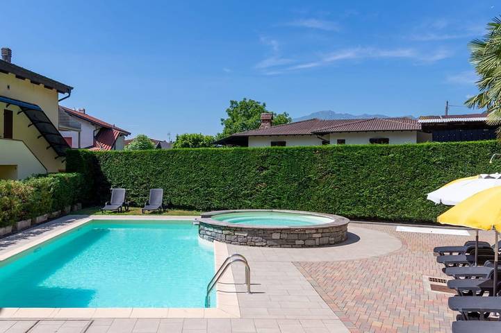 Ferienhaus für 3 Personen, mit Balkon/Terrasse und Terrasse sowie Garten und Pool