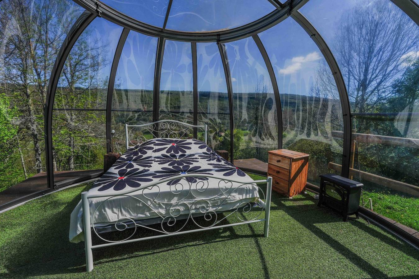 Cabane « Nuit Insolite en Dôme Vitré » : Vue Montagne, Terrasse Privée, Jardin Partagé in Bélesta (Midi-Pyrénées), Ariège