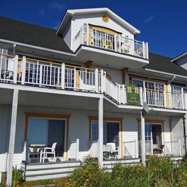 Gîte pour 2 personnes, avec vue sur le lac et jardin ainsi que vue et terrasse dans Tadoussac