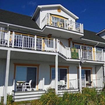 Maison d’hôte pour 2 personnes, avec vue et jardin ainsi que terrasse et vue sur le lac dans Tadoussac