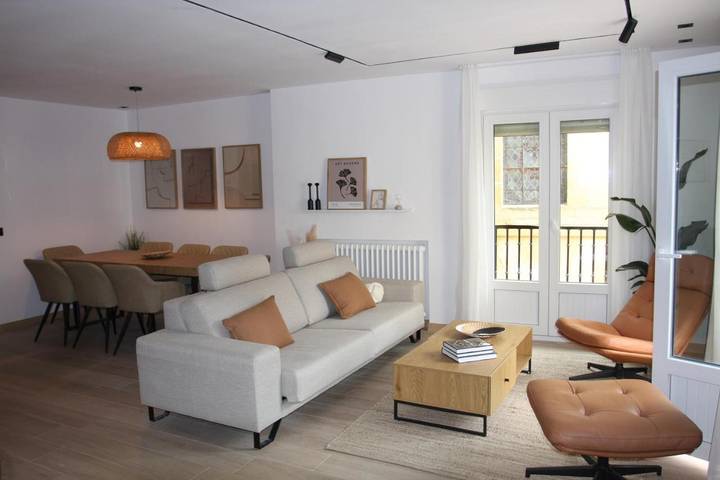 Apartamento para 8 personas, con Balcón además de Terraza y Vistas en Haro