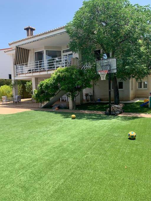 Chalet para 18 personas, con Balcón y Terraza además de Jardín y Piscina en La Zubia
