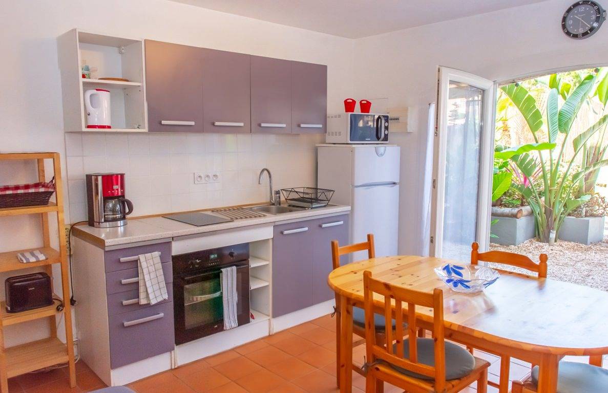 Appartement entier, Appartement Papa-Iti rez de jardin, extérieur et parking privés in Hyeres, Parc national de Port-Cros