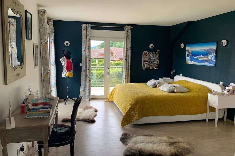 Superb 330m² villa sleeping 11, heated pool, terrace and garden in Divonne-les-Bains, Gex
