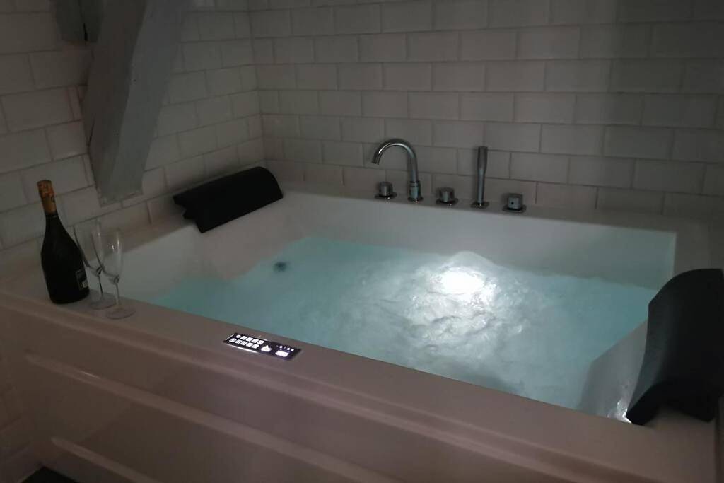 Appartement entier, Appartement jacuzzi privatif : Urban Love in Verneuil-sur-Avre, Région d'Évreux