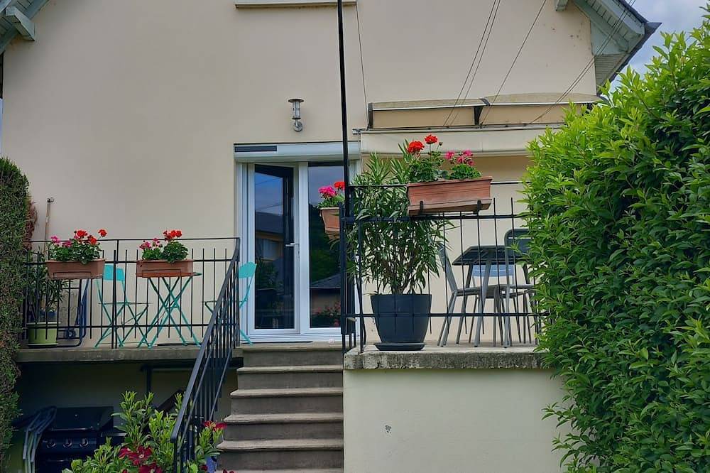Maison calme avec terrasse et jardin – vue sur le château de Calmont d'Olt in Espalion, Aveyron