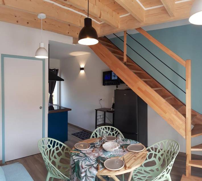 Gîte pour 4 personnes, avec piscine ainsi que terrasse et jardin à La Jarrie