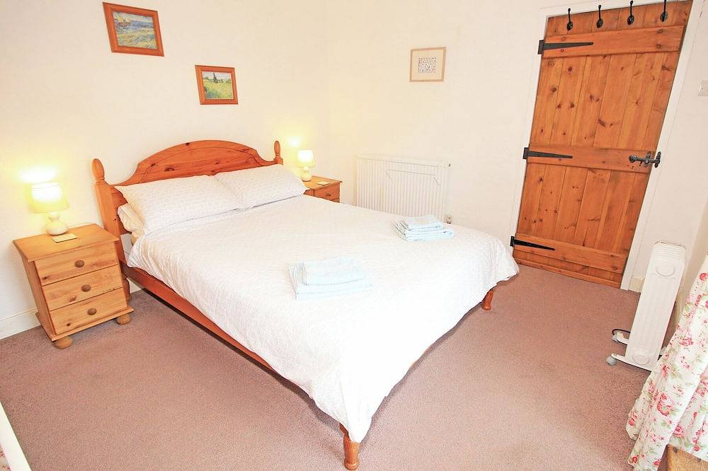 The Farmhouse, pet friendly, country holiday cottage in Llanbedr in Llanbedr, Snowdonia