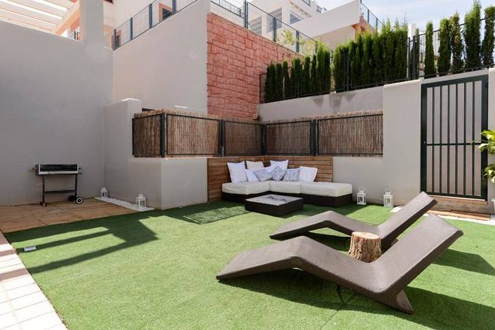 Location de vacances pour 6 personnes, avec vue ainsi que piscine et jardin à Cala Tarida - 4