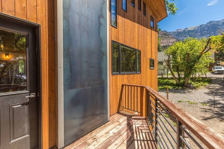 Vacation rental for 8 people, with yard and balcony as well as hot tub, with pets in Ouray