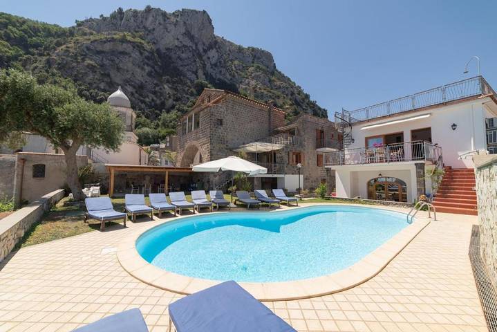 Villa per 20 persone, con Balcone e Idromassaggio nonché Terrazza e Giardino a Nerano