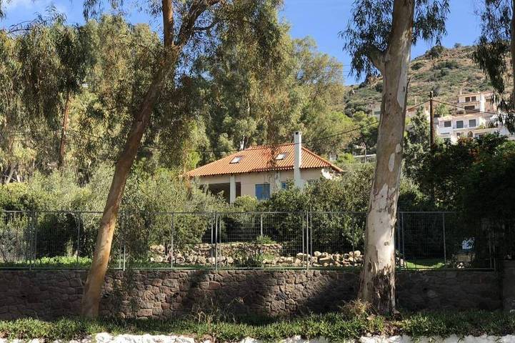 Location de vacances pour 10 personnes, avec jardin ainsi que terrasse et jacuzzi, animaux acceptés dans Perdika