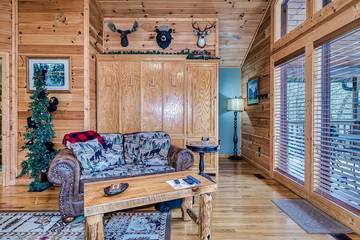 Log Cabin for 4 Guests in Wears Valley, Sevier County, Picture 3