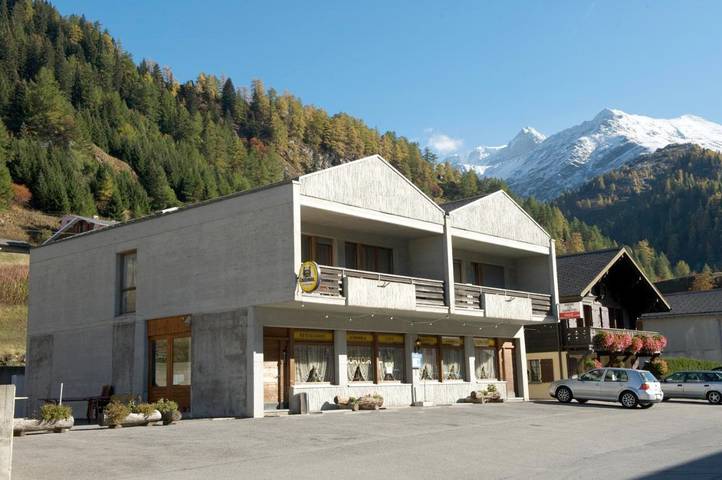 Hôtel pour 2 personnes, avec piscine ainsi que terrasse et vue à Bourg-Saint-Pierre
