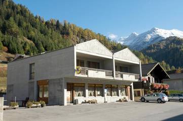 Hôtel pour 2 personnes, avec vue ainsi que terrasse et piscine, animaux acceptés à Bourg-Saint-Pierre