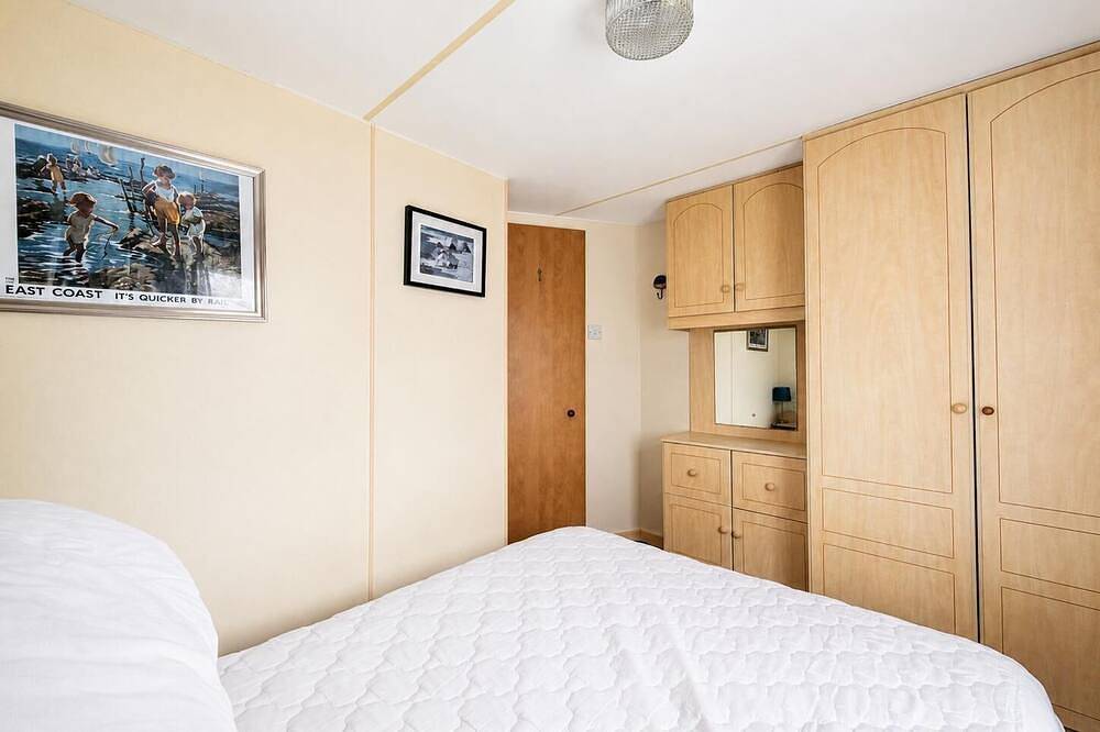 Charming 6 berth caravan with decking by the beach in Suffolk in Lowestoft, Sunrise Coast